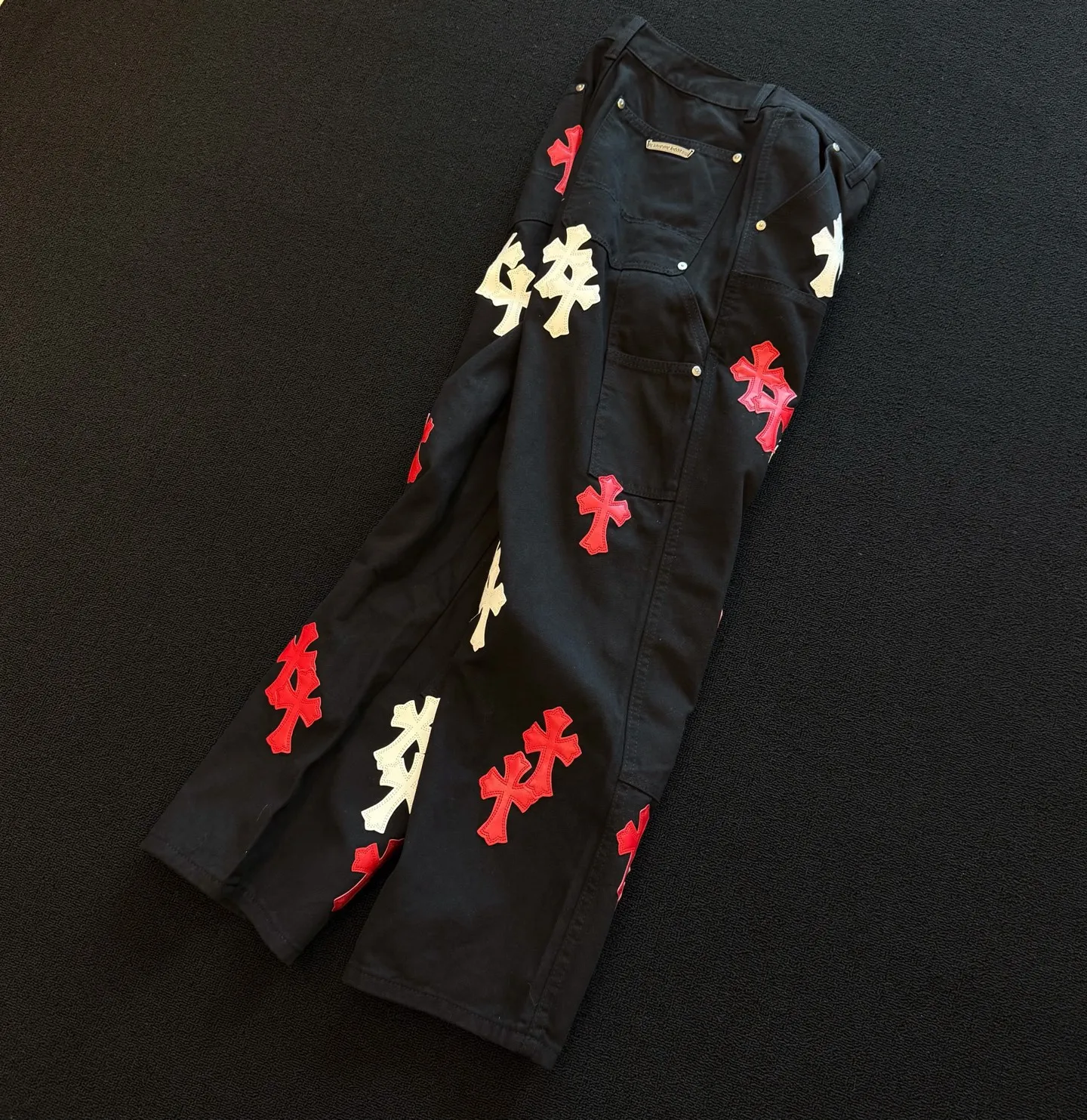 P280 Style number: D359 So cool from Chromehearts Chromehearts Contrast color leather overalls Color #Black Size #S-Xxl (28 30 32 34 36) 28 Waist 74 Hips 102 Length 101 30 Waist 78 Hips 106 Length 102 32 Waist 82 Hips 110 Pants length 103 34 Waist 86 Hips 114 Pants length 104 36 Waist 90 Hips 118 Pants length 106